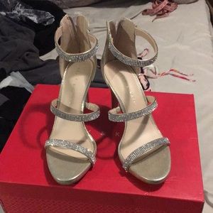 New with Box Kelly and Katie Courtnee gold metallic holiday heels size 6 shiny